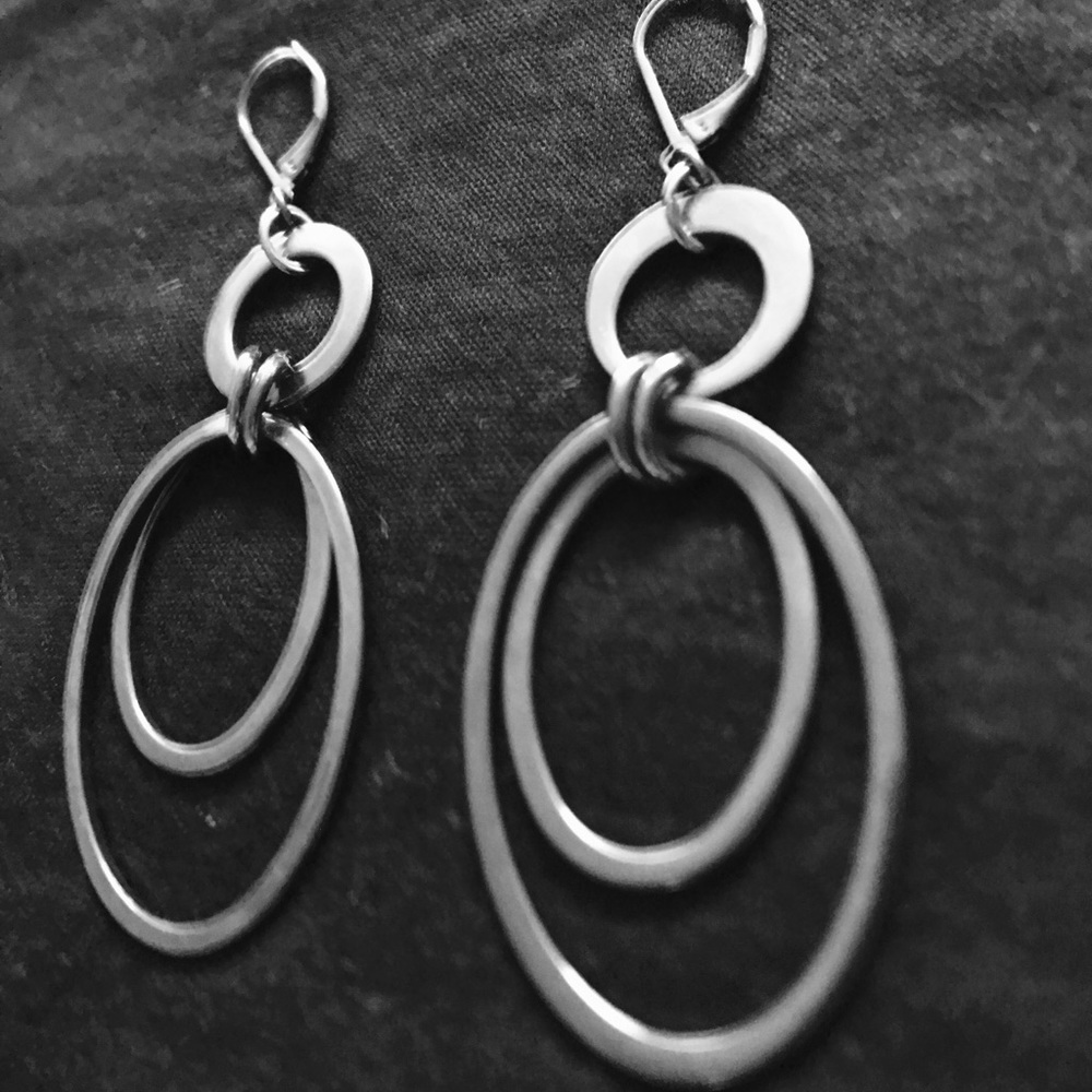 Fun metal grey dangled earrings.